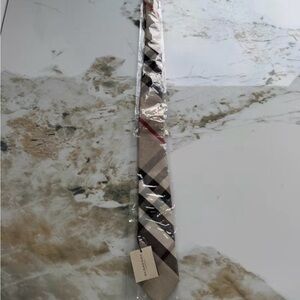 🚩steal authentic Burberry Beige Plaid Silk Tie with Black and Red Accents